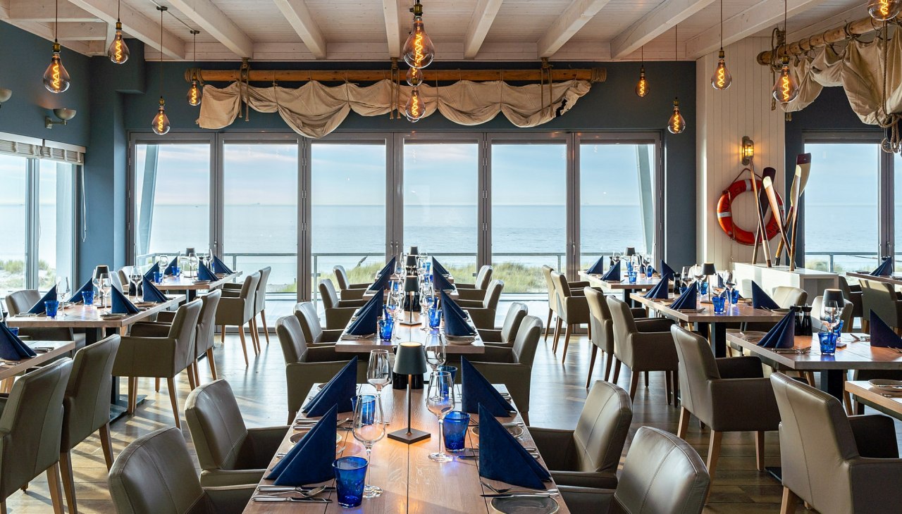 Binnenzicht van het strandrestaurant & bar "Blaue Boje"., &copy; DOMUSimages