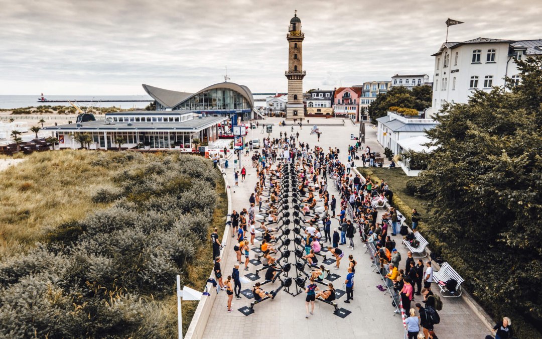 Roeiwedstrijd voor de vuurtoren van Warnemünde op de promenade met roei-ergometers tijdens de fitnesswedstrijd Battle The Beach., © TMV/Witzel