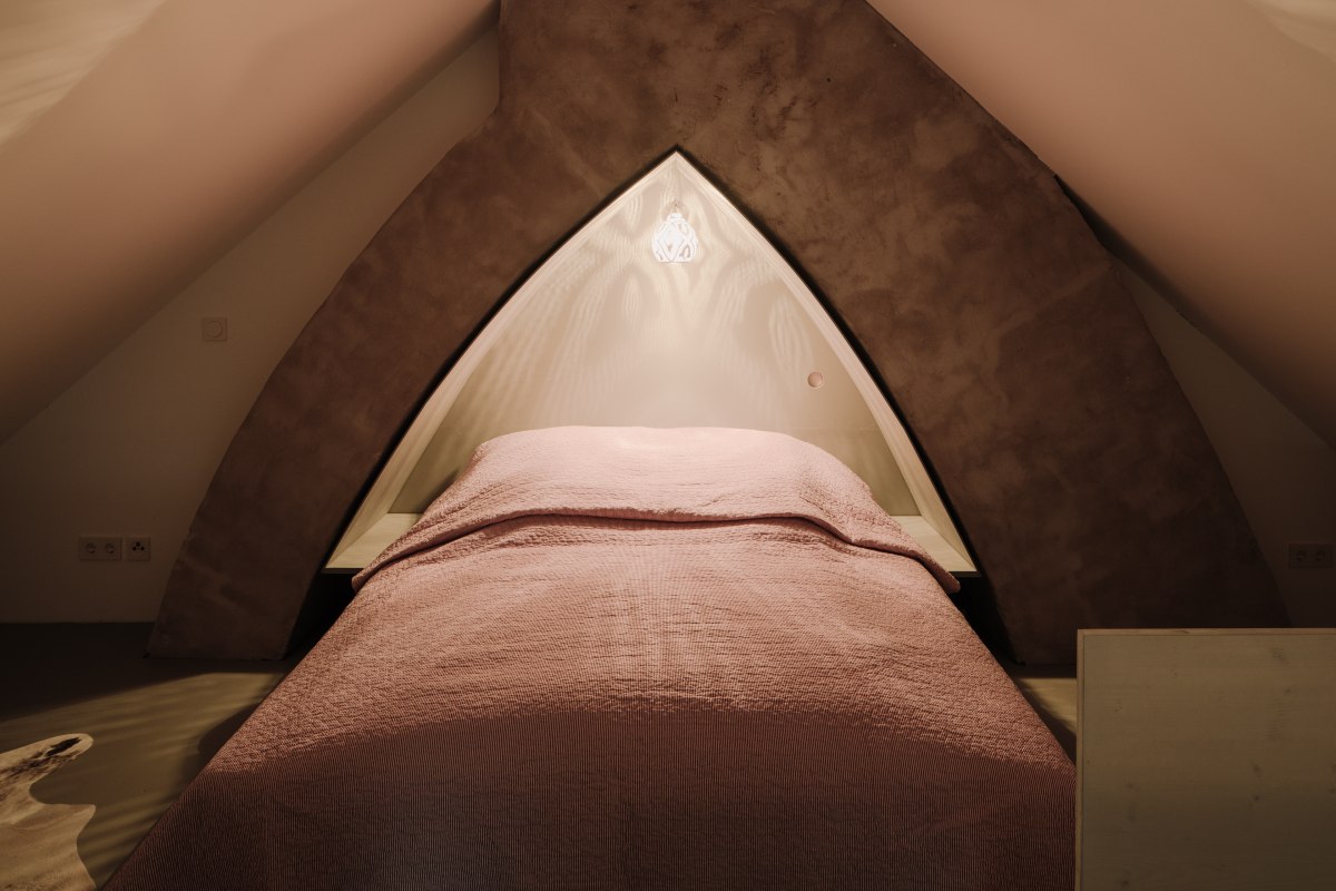 Sleeping area in the attic of one of the artist studios, &copy; Gutshaus Hessenburg / Philipp Obkircher