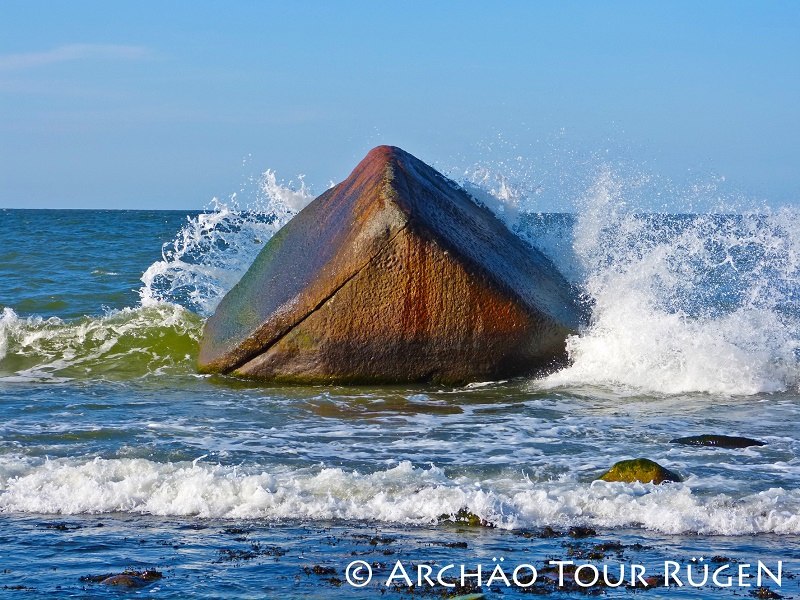Het rotsblok "Schwanstein" ligt in de bruisende Oostzee, op slechts 20 meter van het strand. // © Archäo Tour Rügen Het rotsblok "Schwanstein" ligt in de bruisende Oostzee, op slechts 20 meter van het strand. // © Archäo Tour Rügen