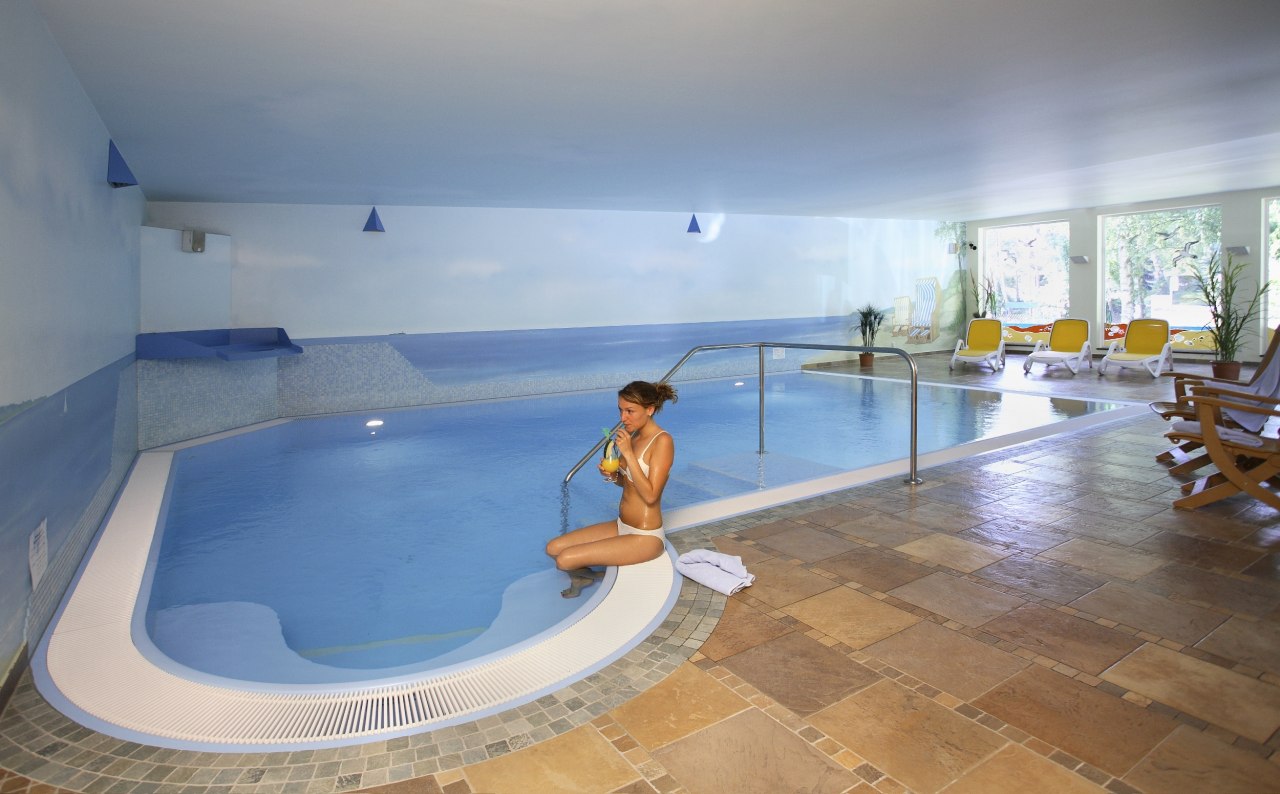 VINETA Wellness: sauna, steam bath, beauty and massage studio. Swimming pool with whirlpool bench and surge and counter-current. // © Vineta Hotels VINETA Wellness: sauna, steam bath, beauty and massage studio. Swimming pool with whirlpool bench and surge and counter-current. // © Vineta Hotels