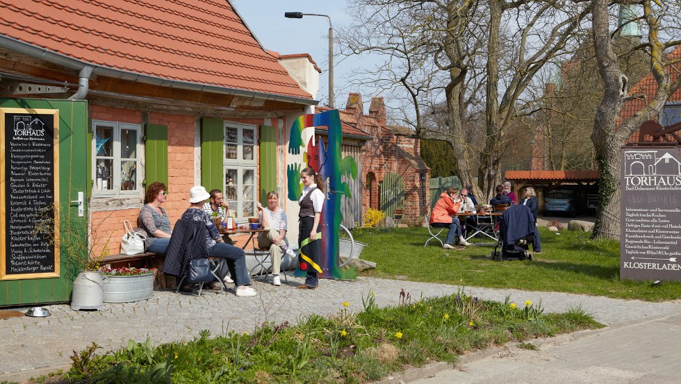 Poortgebouw in de lente, © TORHAUS Bad Doberaner Klosterladen