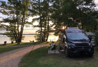 &Uuml;ber 60 Stellpl&auml;tze direkt am Seeufer, viele weitere mit Seeblick durch die interessierte Lage am Ostufer. Wir haben eine Onlinebuchung, bei der man sich seinen Wunschplatz direkt reservieren kann. // &copy; ZweiSeen.de