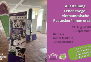 Zu sehen sind die Veranstaltungshinweise f&uuml;r die Ausstellung vom 24.08. bis 03.09.26 sowie der Hinweis auf die M&ouml;glichkeit f&uuml;r ein Gespr&auml;ch am 27.08.26. // &copy; Di&ecirc;n H&ocirc;ng &ndash; Gemeinsam unter einem Dach e.V.