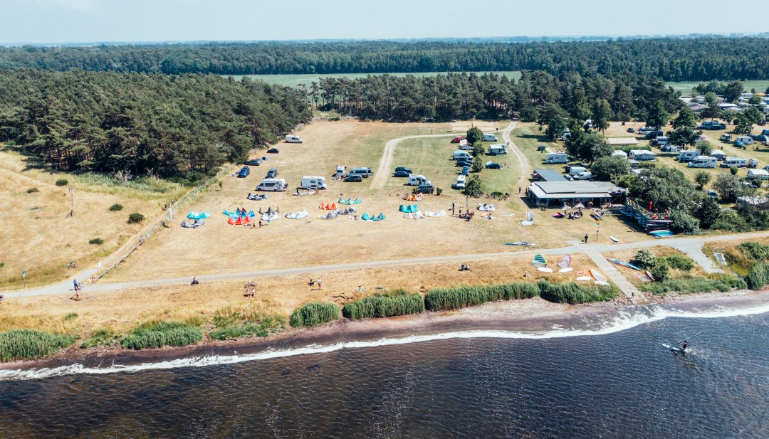 Surfing i kemping na półwyspie Ummanz na Rugii // © MV-T/Gänsicke Surfing i kemping na półwyspie Ummanz na Rugii // © MV-T/Gänsicke