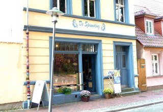 Exterior view of the store // &copy; Sabrina Wittkopf-Schade