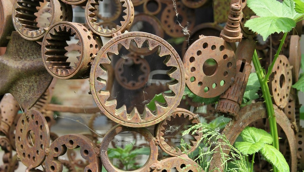 Obiekt artystyczny wykonany z części metalowych, © MV Foto e.V. , Fotografin Angelika Lindenbeck