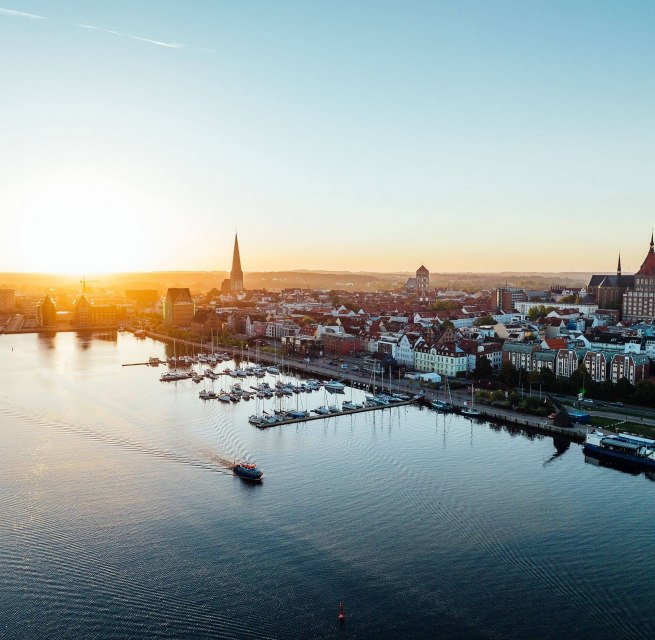 Sunrise in Rostock's city harbor // © MV-T/Gänsicke Sunrise in Rostock's city harbor // © MV-T/Gänsicke