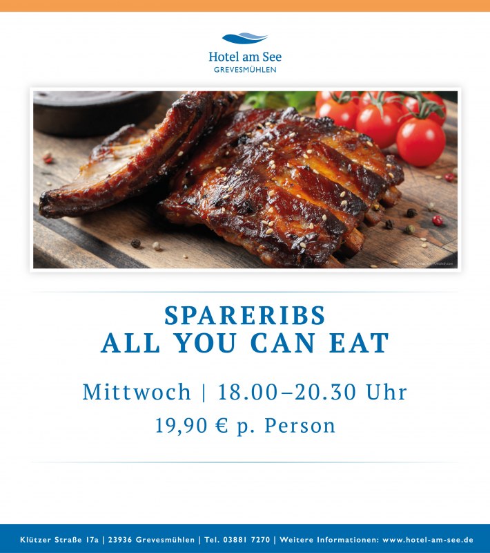 Sappige, geglazuurde gegrilde spareribs op een houten plank, met BBQ-glans en lichte rook. // &copy; spreepiraten&reg;