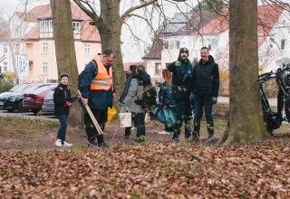Helfer sammeln M&uuml;ll // &copy; Rostock M&uuml;llfrei e.V.