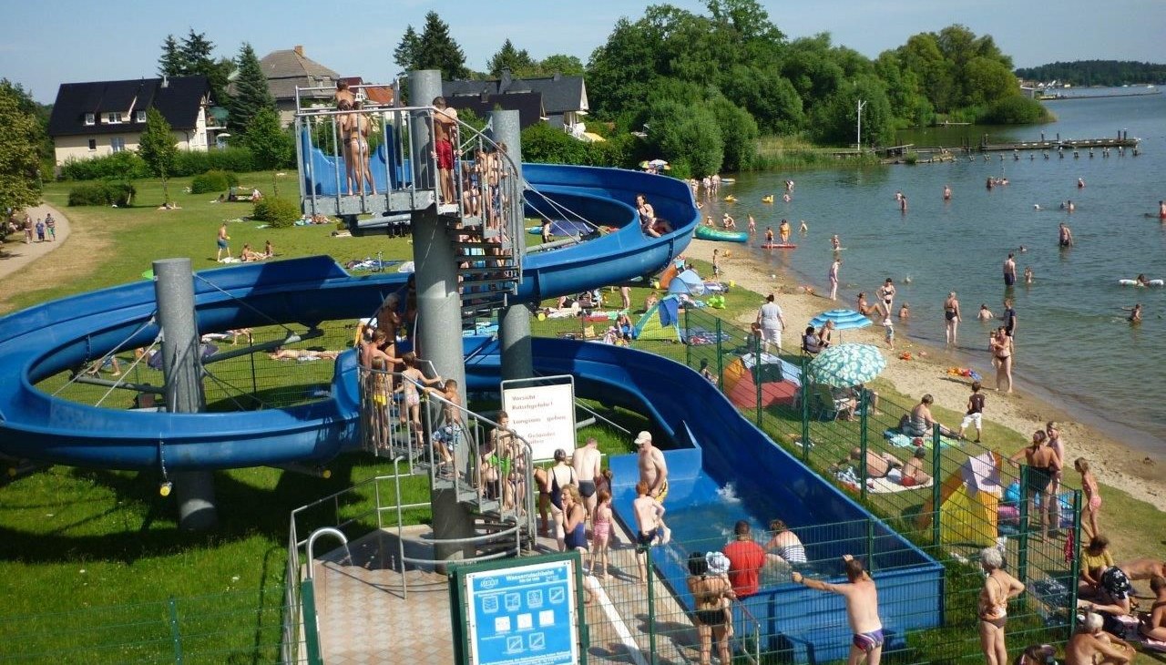Zjeżdżalnia wodna Volksbad, © Stadt Waren (Müritz) Zjeżdżalnia wodna Volksbad, © Stadt Waren (Müritz)
