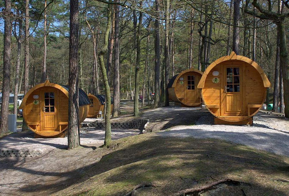 De slaaptonnen op camping Pommernland onder de bomen op het eiland Usedom, © A. Beggerow De slaaptonnen op camping Pommernland onder de bomen op het eiland Usedom, © A. Beggerow
