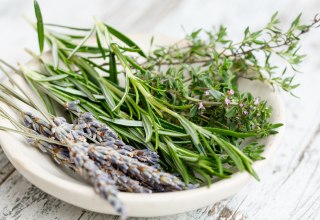 © herbs-2523119_1920.jpg