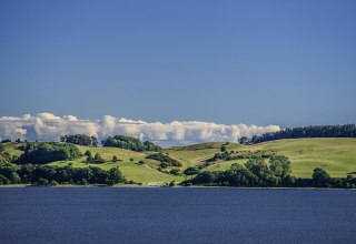 Die Landschaft der Halbinsel Mönchgut auf Rügen besticht durch ihre sanften Hügel // © TZR/C. Thiele Die Landschaft der Halbinsel Mönchgut auf Rügen besticht durch ihre sanften Hügel // © TZR/C. Thiele