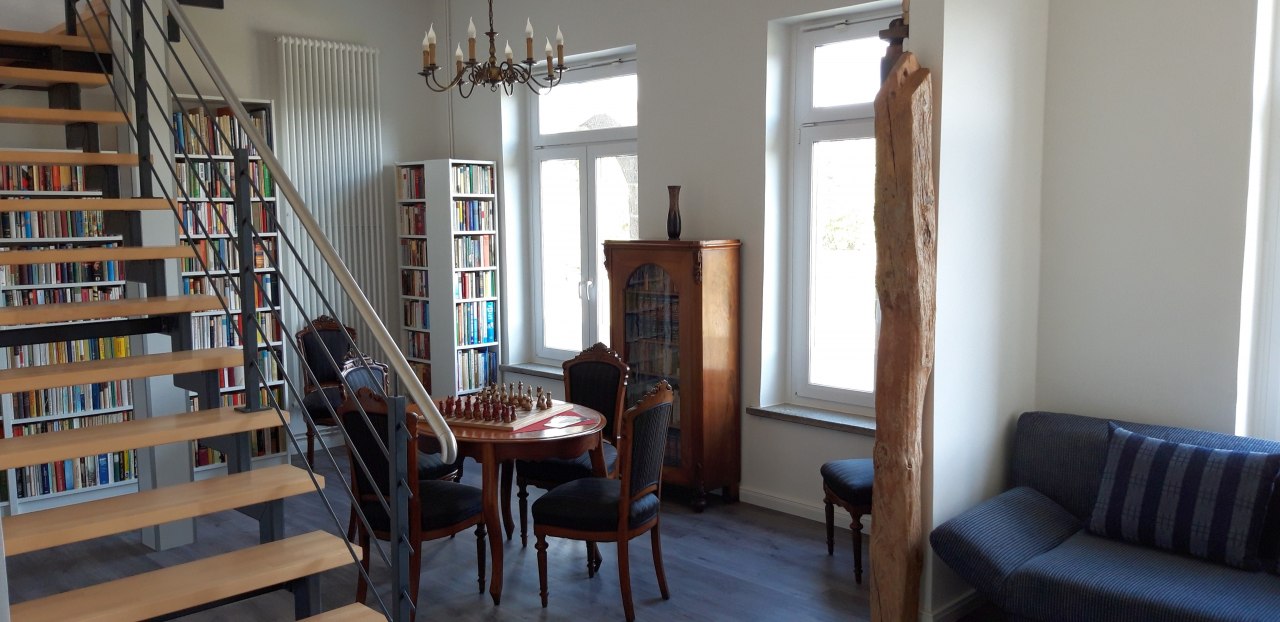 Zachęcający stół do gier w ogólnej strefie rekreacyjnej w Levetzow Mansion // © Herrenhaus Levetzow / Bernd Lüskow Zachęcający stół do gier w ogólnej strefie rekreacyjnej w Levetzow Mansion // © Herrenhaus Levetzow / Bernd Lüskow