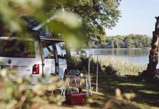 Mit Bulli fast direkt an den See fahren und entspannen // © Foto: Oliver Raatz Mit Bulli fast direkt an den See fahren und entspannen // © Foto: Oliver Raatz