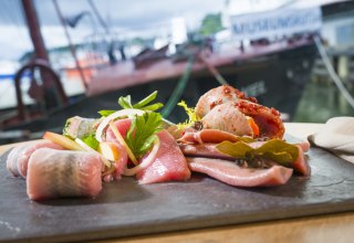 &copy; Kutter- und K&uuml;stenfisch R&uuml;gen GmbH