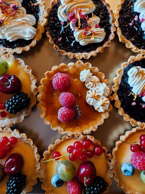 De tartelettes en taarten van Sophie trekken fijnproevers en kenners naar de vele culinaire evenementen die Bluhm's Delikat in het Mecklenburgse merengebied organiseert., © Isabel Höpner