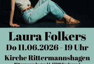 Laura Folkers przyjeżdża do Rittermannshagen do wiejskiego kościoła. // © artists MV Laura Folkers przyjeżdża do Rittermannshagen do wiejskiego kościoła. // © artists MV