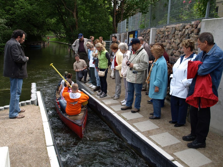 Onlookers watch the first descent of the fish canoe pass, © REGiO Nord mbH Onlookers watch the first descent of the fish canoe pass, © REGiO Nord mbH
