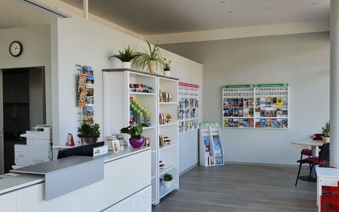 Toeristeninformatie Göhren-Lebbin op het marktplein in Land Fleesensee, © Kur- und Tourismus GmbH Göhren-Lebbin