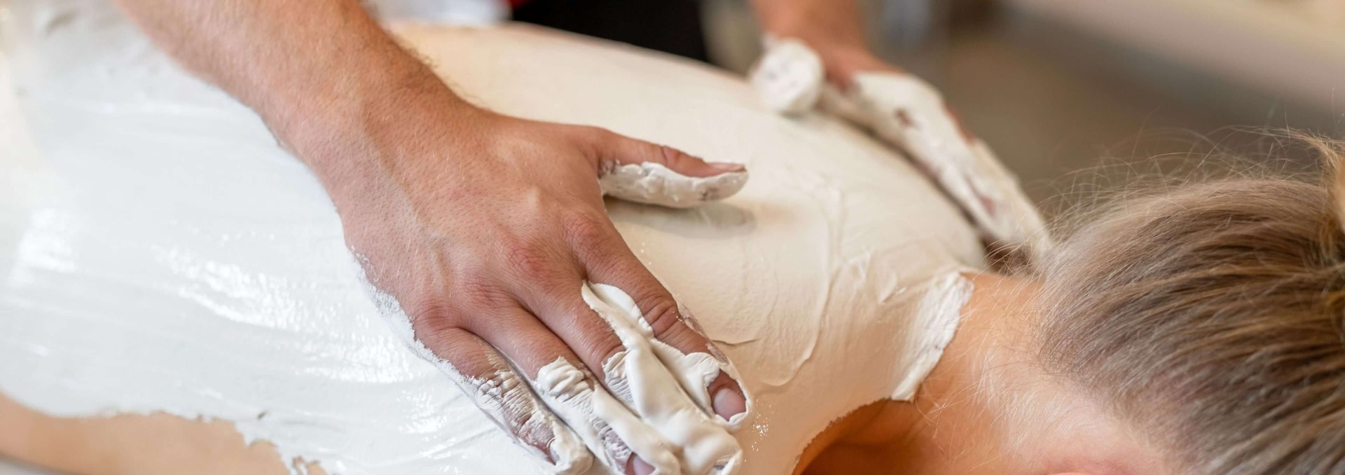 Massages and packs with chalk are part of the diverse wellness and health offer of the island of Rügen. // © MV-T/Tiemann Massages and packs with chalk are part of the diverse wellness and health offer of the island of Rügen. // © MV-T/Tiemann