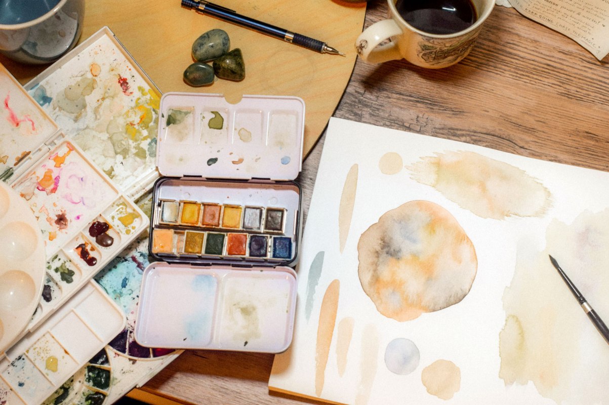 Symbool foto | Schilderen met aquarelverf in het paviljoen // &copy; Foto von Sarah Brown auf Unsplash