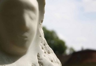 Anne-Katrin Altwein: Allonge. Marble. Studio ARQUOIA exhibition and sculpture garden in Ivenack // &copy; Foto: Raphael Wolf