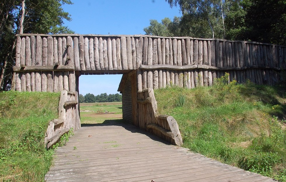 De replica van de voormalige kasteelmuren op een schaal van 1 : 1, © Gabriele Skorupski