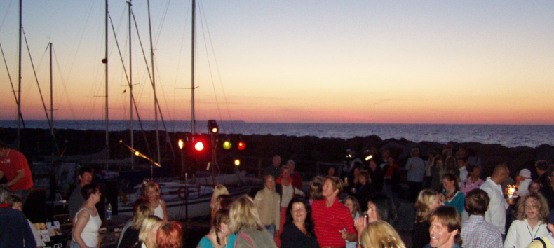 A large crowd at the port of Lohme. (Harbor Festival) // © Touristik Lohme GmbH A large crowd at the port of Lohme. (Harbor Festival) // © Touristik Lohme GmbH