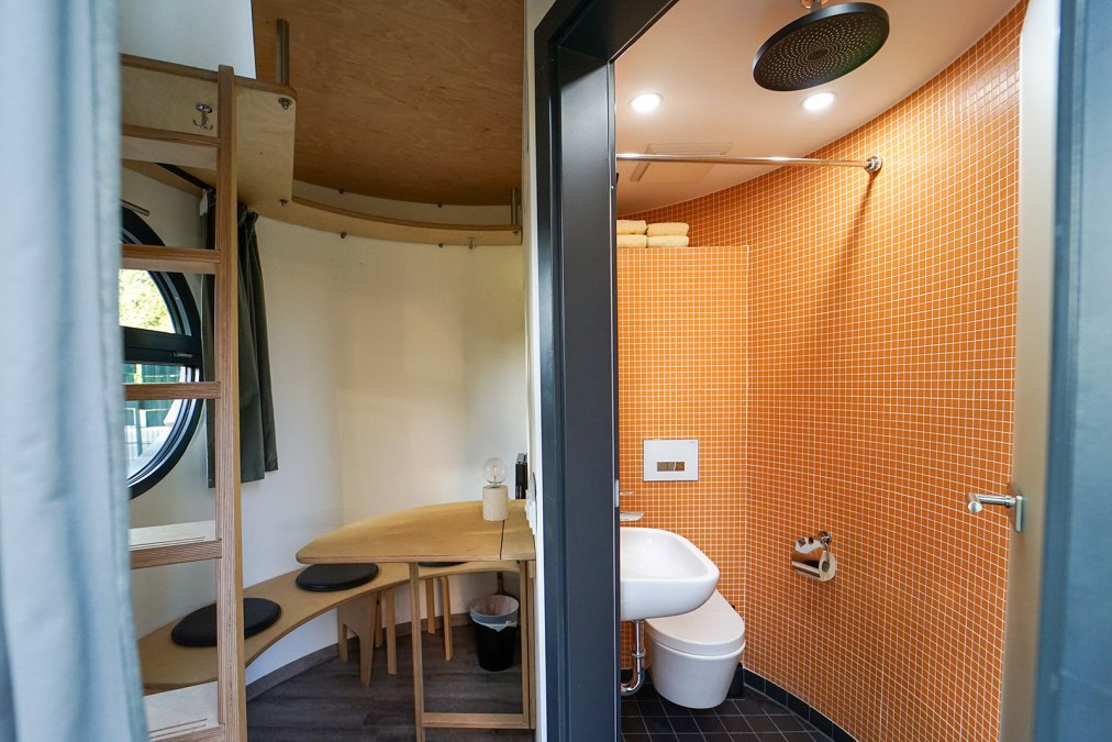 Parter w hotelu slube z kabiną prysznicową i WC., © slube