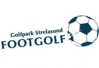 blue and white soccer with the preceding Schriftzuf Golfpark Strelasund Footgolf // &copy; Golfpark Strelasund