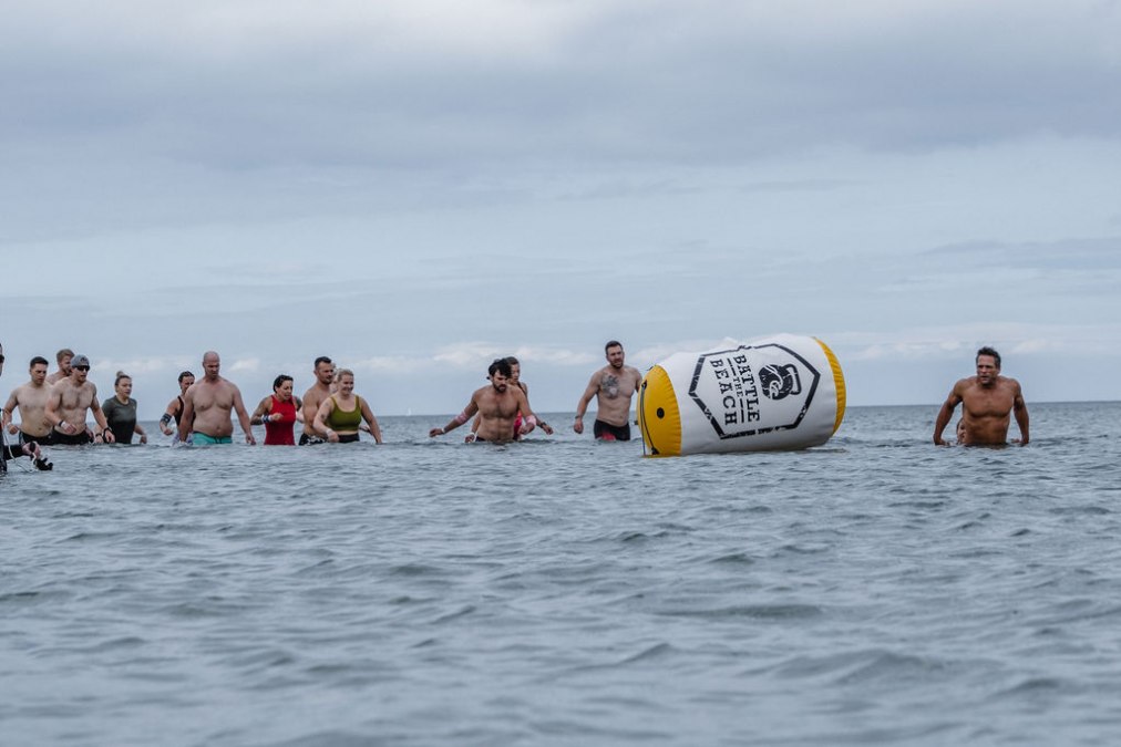 De atleten moeten ook meedoen aan het zwemonderdeel - slechts een van de vele disciplines tijdens Battle The Beach., © Sebastian Hugo Scholz-Witzel
