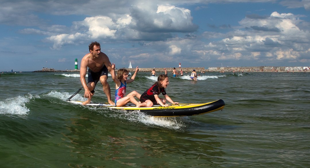 HW-Shapes biedt een breed scala aan stand-up paddling programma's. Van individuele en groepscursussen tot georganiseerde tochten, bedrijfs- en schoolevenementen tot meerdaagse kampeertochten op de SUP. Meer informatie vind je hier: www.sup-rostock.de., © © Matthias Marx | HW-Shapes