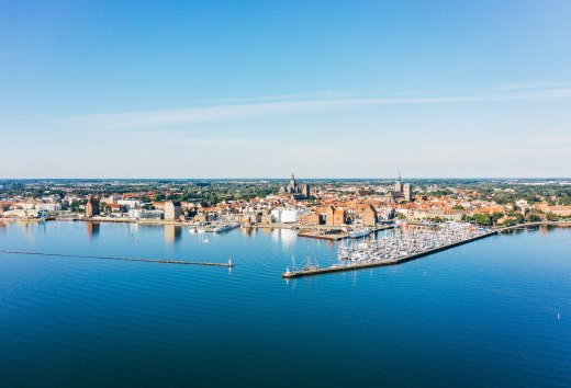 Najbardziej klimatycznym sposobem dotarcia tam jest prom z Rugii., © TMV/Gänsicke