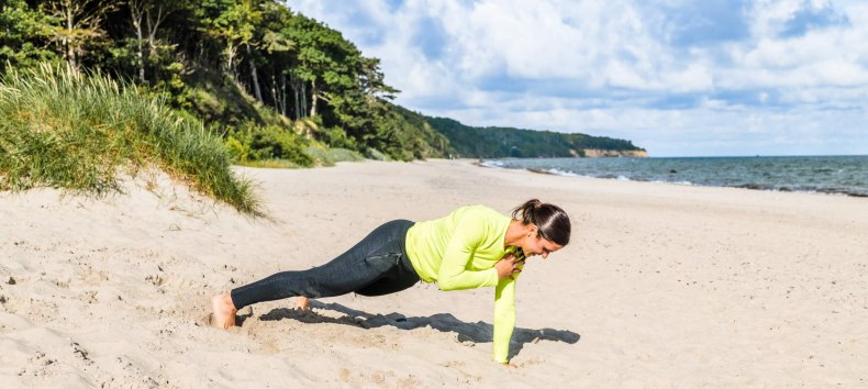 Plank with shoulder taps is ideal for strengthening the core., © TMV/Tiemann