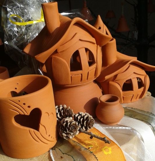 Ceramic houses as lanterns, &copy; Antje Sturbeck