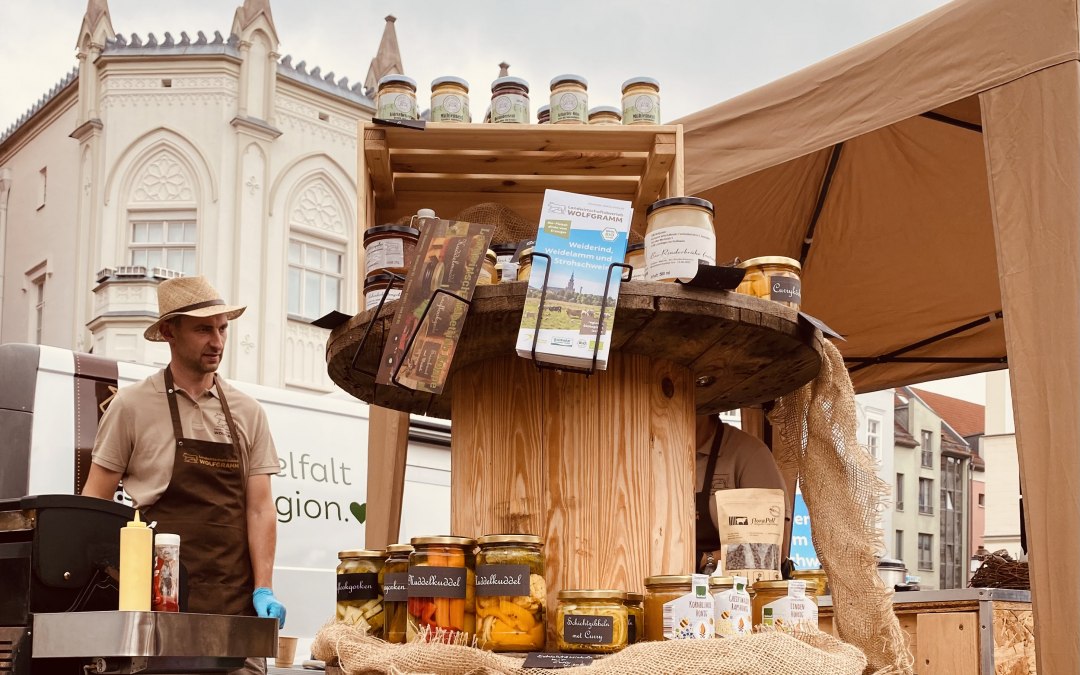 De regionale winkel WOLFGRAMM is ook vertegenwoordigd op regionale markten in Greifswald en omgeving. De producten kunnen daar ook worden geproefd., © Dörte Wolfgramm-Stühmeyer