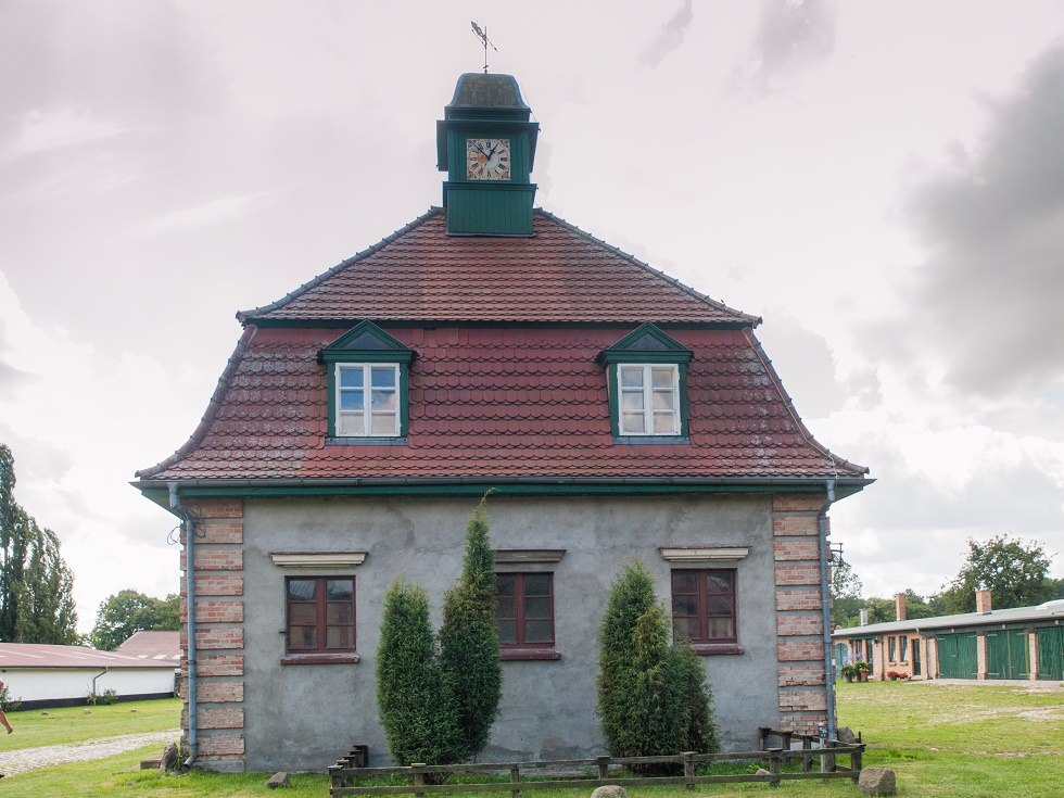 Dom z kołyską i zegarem w dzwonnicy. // &copy; Frank Burger