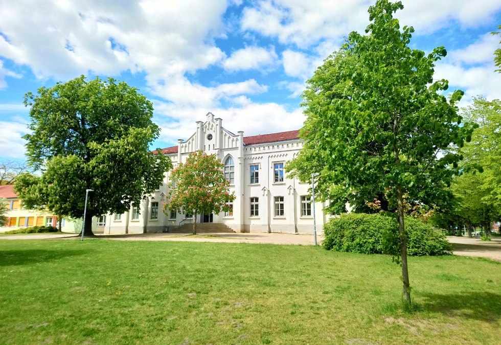Schulkamp Teterow - Szkoła z zegarem, © Jana Koch