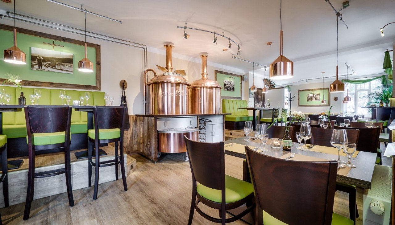 Geniet van je eten en drinken in de onmiddellijke nabijheid van de koperkleurige brouwketel en in een mooie en vriendelijke sfeer., © Darßer BRAUHAUS