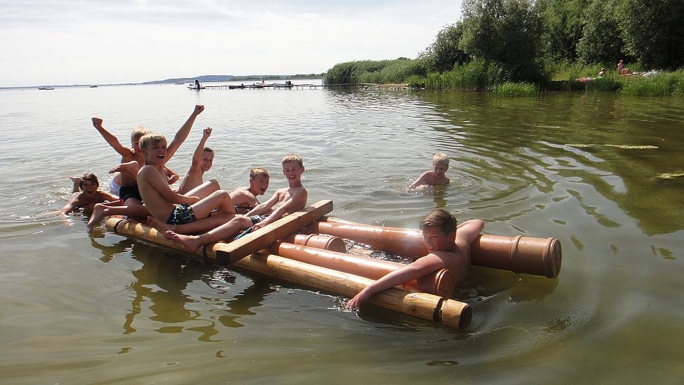 Vlotbouwen met meerproeven en zwemmen in het Kummerowermeer, © Kinder- und Jugendhotel Verchen