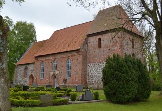 Ahrenshagener Kirche mit Mittelschiff und Eingang, davor Teil des Friedhofs. // © Lutz Werner Ahrenshagener Kirche mit Mittelschiff und Eingang, davor Teil des Friedhofs. // © Lutz Werner