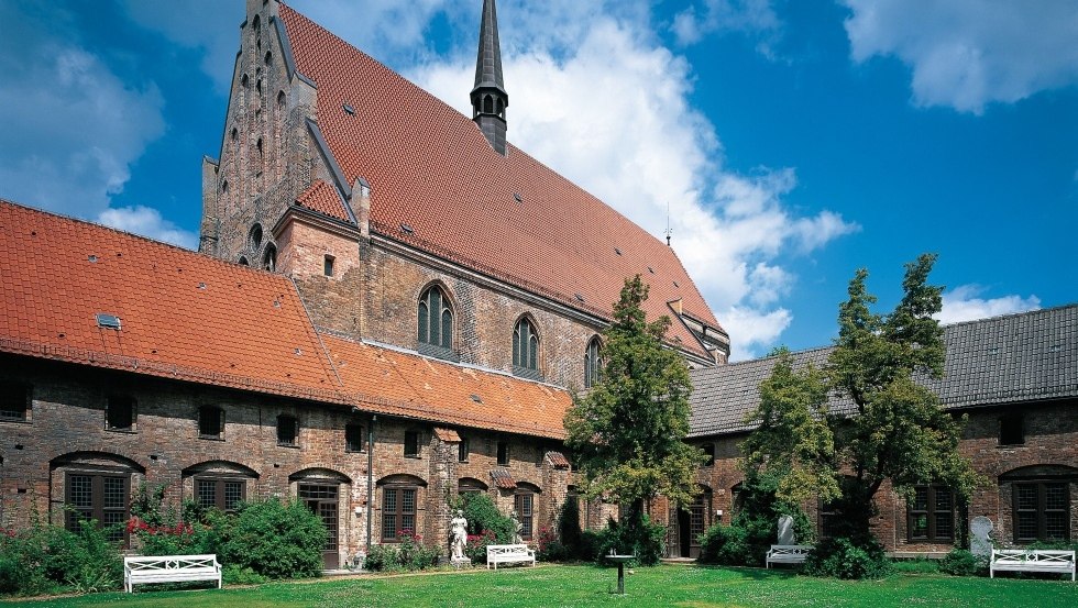 Oaza spokoju w centrum hanzeatyckiego miasta Rostock - idylliczny klasztor Świętego Krzyża // &copy; MV-T/Grundner