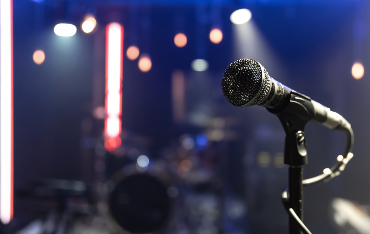 close-up-of-a-microphone-on-a-concert-stage-with-silencer-lighting, &copy; Kurverwaltung Boltenhagen