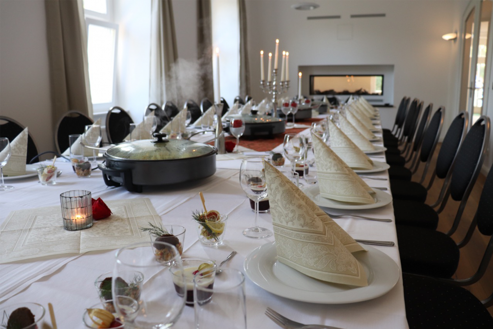 Świąteczny stół w salonie przy kominku, © Schloss Hohendorf