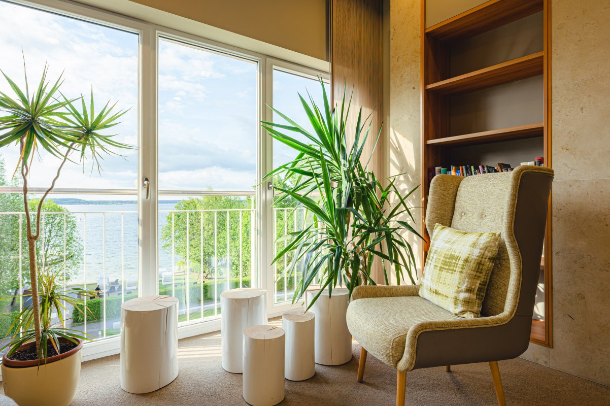 Lobby/salon z widokiem na jezioro Fleesensee // © Seehotel Fleesensee Lobby/salon z widokiem na jezioro Fleesensee // © Seehotel Fleesensee
