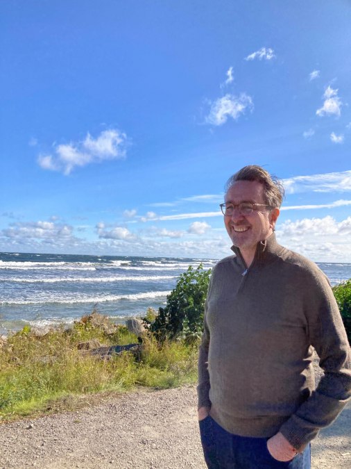 Author Carl Harry Kirkeby on the shore of the lake with waves, © Carl Harry Kirkeby