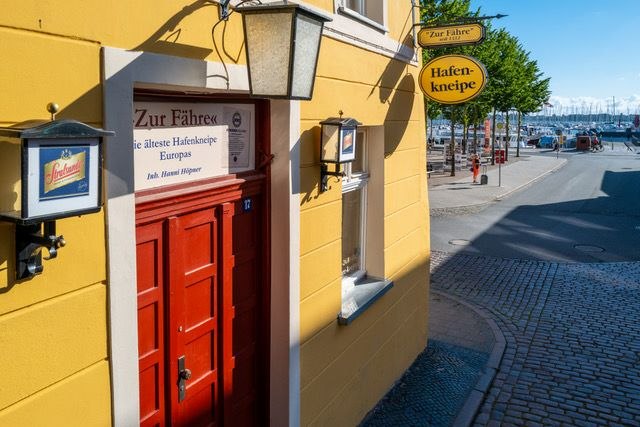 Eingang zur Hafenkneipe "Zur Fähre" // © Franziska Höpner Eingang zur Hafenkneipe "Zur Fähre" // © Franziska Höpner