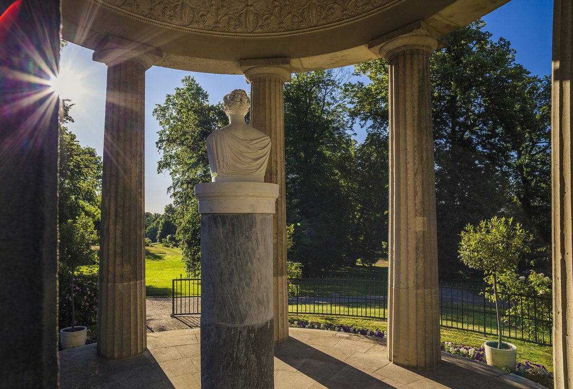 Temple with marble bust of Queen Luise in Hohenzieritz Palace Garden // © SSGK MV / Timm Allrich Temple with marble bust of Queen Luise in Hohenzieritz Palace Garden // © SSGK MV / Timm Allrich